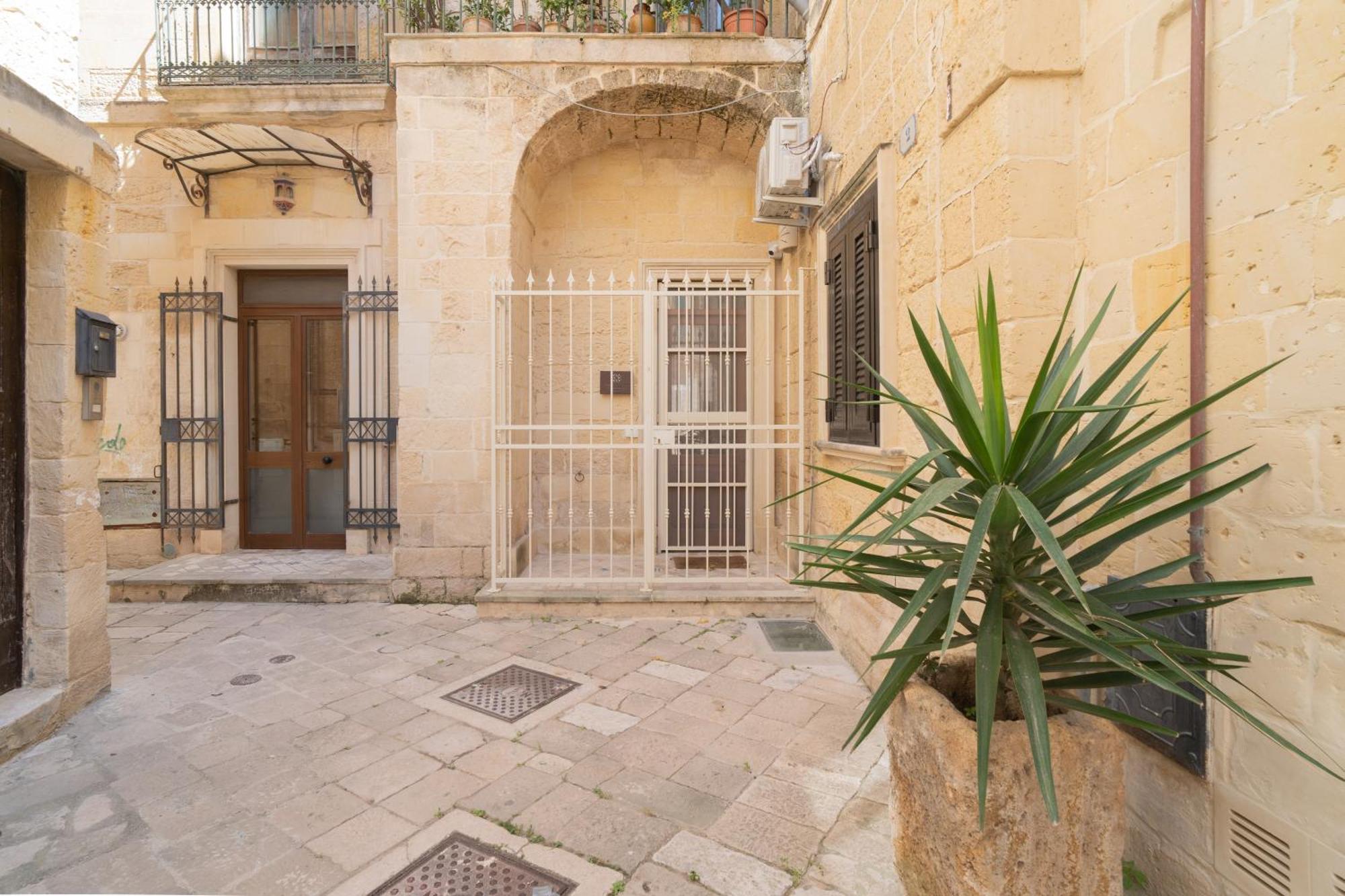 Dimora Barocca Apartment Irene Лечче Екстер'єр фото